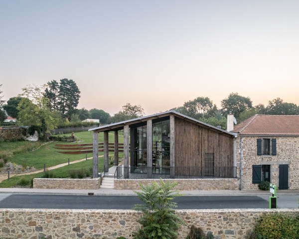 SB Architectes Vendée - Construction d'un commerce et d'un café-restaurant    /   Photographies:  SIMON GUESDON 